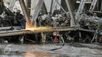 Petugas mengelas besi pondasi jembatan Rawajati untuk mempermudah pembongkaran, Jakarta, Selasa (15/3). Gubernur DKI Basuki Tjahaja Purnama meminta Dinas PU segera membongkar Jembatan tersebut karena menjadi penyebab banjir. (Liputan6.com/Yoppy Renato)