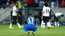 Pemain Hoffenheim, Steven Zuber tertunduk kecewa usai tinya kalah dari Liverpool pada kualifikasi Liga Champions di Rhein-Neckar-Arena, Sinsheim, (15/8/2017). Liverpool menang 2-1. (REUTERS/Ralph Orlowski)