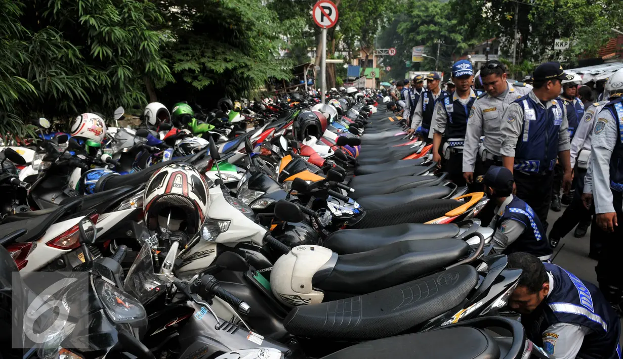Parkiran motor. (Liputan6.com/Johan Tallo)