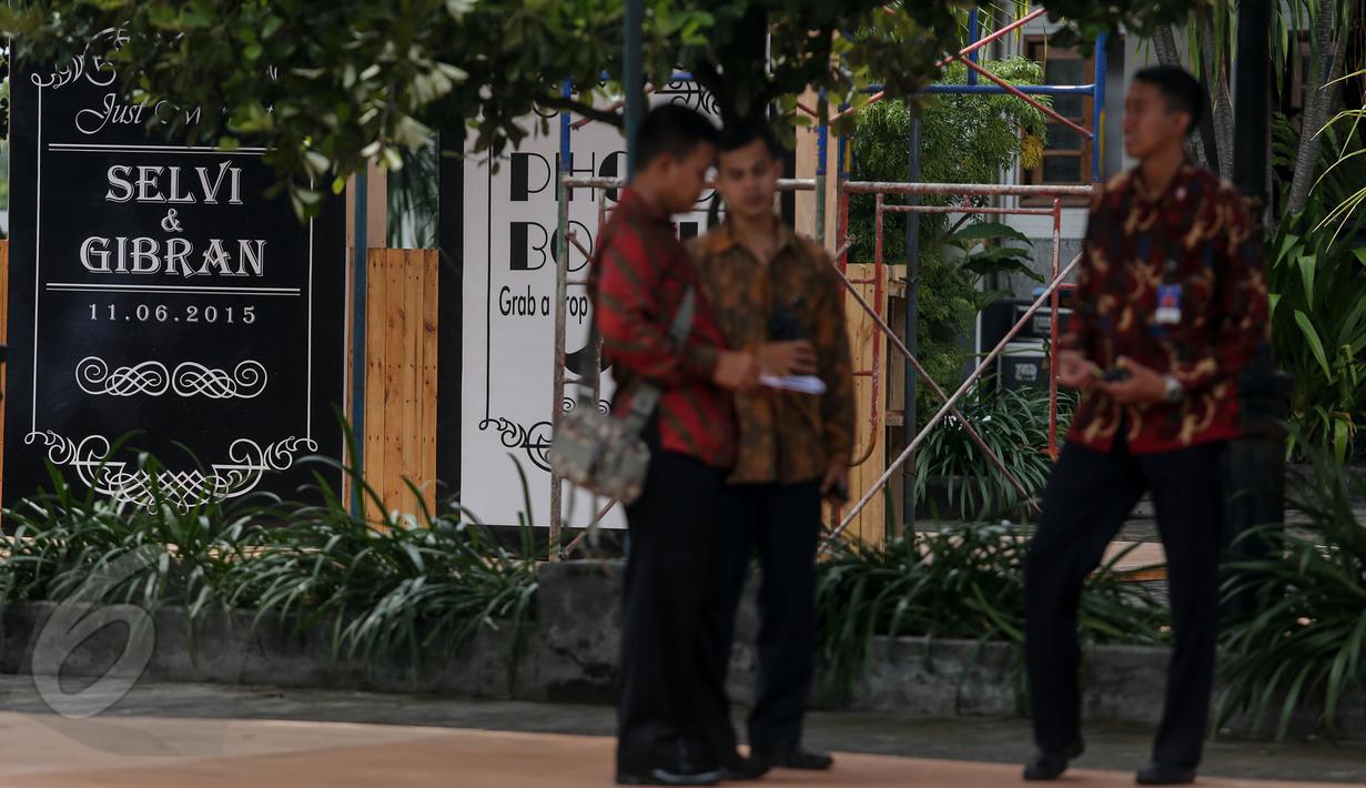 Sejumlah anggota Paspampres berpakaian batik berjaga di sekitar Gedung Graha Saba Buana, Solo, Selasa (9/6/2015). Gedung tersebut akan digunakan sebagai tempat resepsi Gibran Rakabuming Raka dan Selvi Ananda pada 11 Juni 2015. (Liputan6.com/Faizal Fanani)