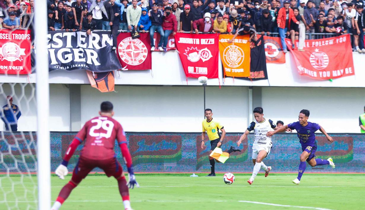 Kelengahan barisan pertahanan Persita dimanfaatkan Persija untuk mendapatkan gol kedua lewat aksi Emaxwell Souza De Lima pada menit ke-50. Tampak dalam foto, pemain Persija dan Persita saat berebut penguasaan bola pada pertandingan pekan ke-19 BRI Super League 2025/2026 di Indomilk Arena, Tangerang, Banten, Jumat (30/1/2026). (Bola.com/M Iqbal Ichsan)