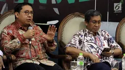 Anggota MPR Fraksi Gerindra, Fadli Zon (kiri) bersama pakar komunikasi politik Hamdi Muluk saat menjadi narasumber diskusi Empat Pilar MPR di Jakarta, Jumat (5/10). Menurut Fadli Zon, hoax adalah masalah bersama. (Liputan6.com/JohanTallo)