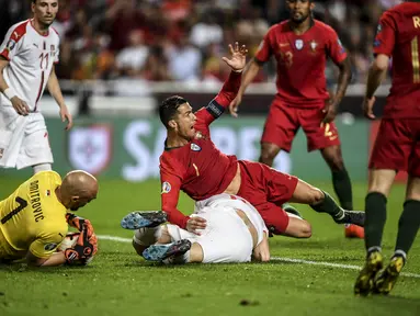 Bintang timnas Portugal, Cristiano Ronaldo dilanggar pada laga kedua kualifikasi Piala Eropa 2020 yang berlangsung di Stadion Da Luz, Lisbon, Senin (27/3). Portugal raih hasil imbang 1-1 kontra Serbia. (AFP/Patricia de Melo)
