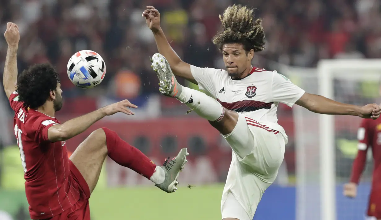 Penyerang Liverpool, Mohamed Salah berebut bola dengan pemain Flamengo, Willian Arao pada pertandingan final Piala Dunia Antarklub 2019 di Stadion Internasional Khalifa di Doha, Qatar (22/12/2019). Liverpool menang 1-0 atas Flamengo. (AP Photo/Hassan Ammar)