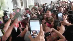 Dukungan warga kepada Gubernur DKI Jakarta Basuki Tjahaja Purnama atau Ahok di sisa masa jabatannya terus mengalir. Ratusan warga dari berbagai elemen kembali memadati Balai Kota Jakarta, Rabu pagi ini.