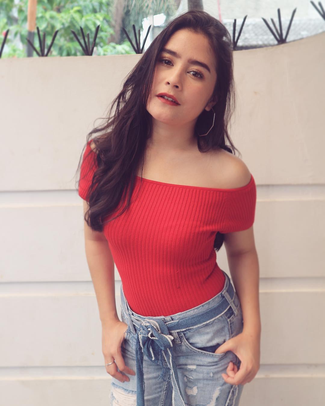 7 Potret Seksi Prilly Latuconsina, Makin Lama Makin Dewasa ...