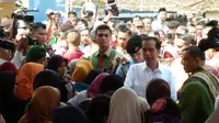 Presiden Jokowi bagi-bagi sembako di Kota Serang. (Liputan6.com/Yandhi Deslatama)