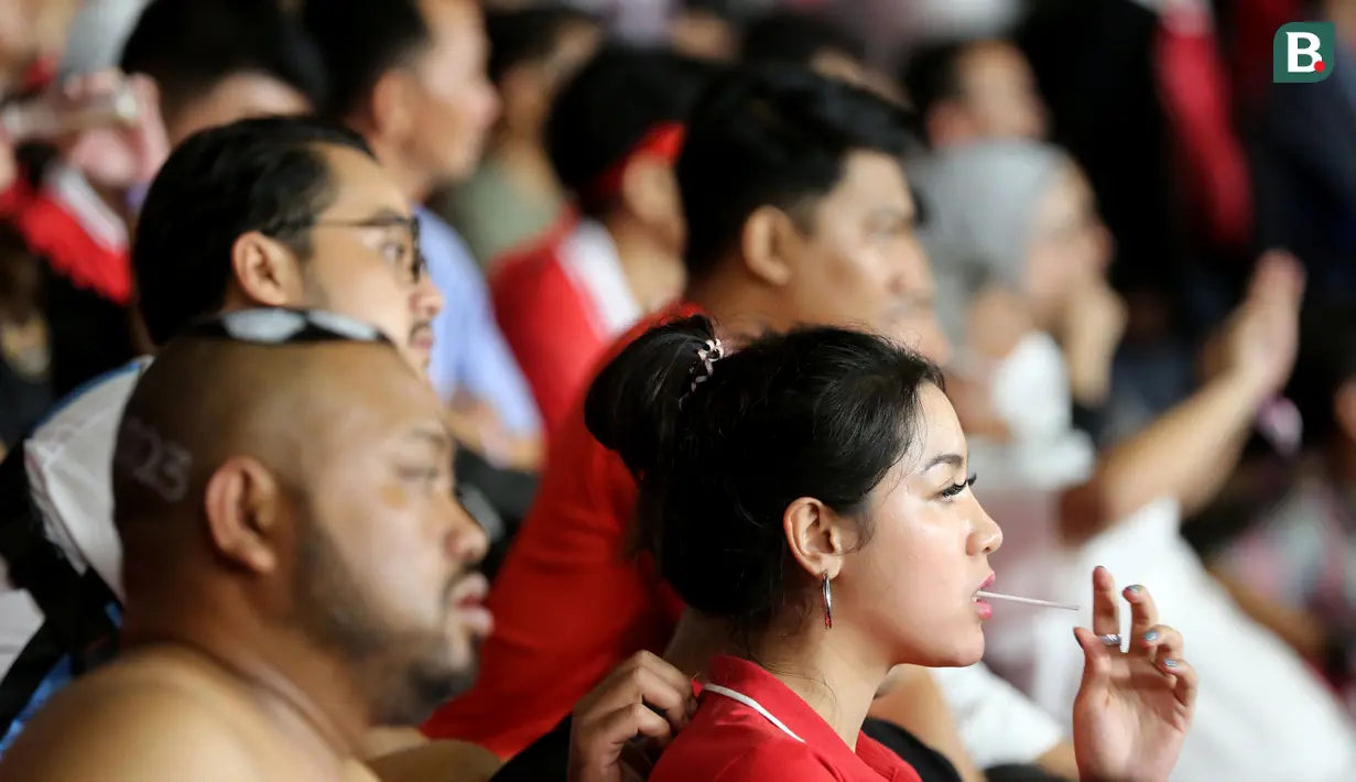 Suporter tampak serius menyaksikan laga Timnas Indonesia vs Argentina pada FIFA Matchday 2023 di Stadion Utama Gelora Bung Karno, Jakarta, Senin (19/6/2023). (Bola.com/Muhammad Iqbal Ichsan)