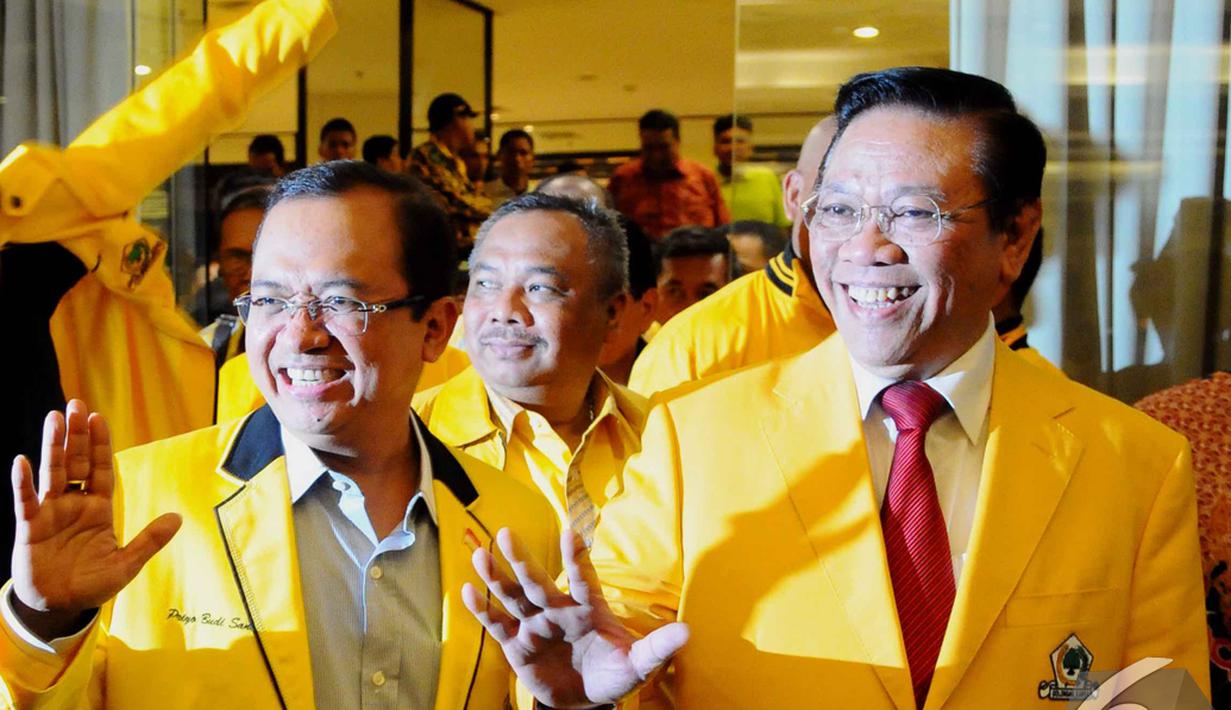 Priyo Budi Santoso bersama Agung Laksono (kanan) Ketua Umum Partai Golkar hasil Munas ke-IX Partai Golkar di Hotel Mercure, Ancol, Jakarta. (Liputan6.com/Andria