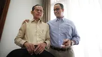 Gubernur DKI Jakarta terpilih Anies Baswedan bersama pemilik Chiu Tailor, Thio Ahmad Hendra saat melakukan pengepasan, atau fitting seragam dinas jelang hari pelantikan di kawasan Kebayoran Baru, Jakarta, Kamis (12/10). (Liputan6.com/Pool/Tim Anies-Sandi)