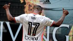 Luis Nani berpose saat diperkenalkan sebagai pemain baru Valencia, (14/7/2016). (AFP/Jose Jordan)