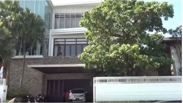 Rumah Momo Geisha tampak dari depan, terlihat sangat mewah dengan gaya arsitektur modern.