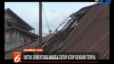 Setelah reda, warga langsung bergotong royong membenahi kerusakan, antara lain memasang terpal untuk menutup atap rumah yang rusak.