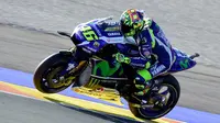 Valentino Rossi akan start dari posisi ketiga setelah meraih catatan waktu 1 menit 30,128 detik pada sesi kualifikasi MotoGP Valencia, Sabtu (12/11/2016). (AFP/Jose Jordan)