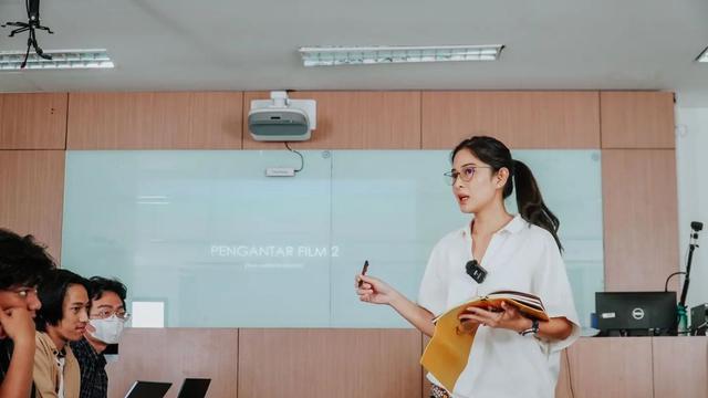 Sebut Enggak Pelit Nilai, Ini 7 Potret Dian Sastro Jadi Dosen di Vokasi UI