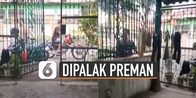 VIDEO: Viral Preman Palak Penghuni Kos dan Bentak Ibu-Ibu