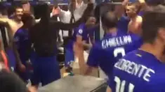 Para pemain Juventus berpesta di ruang ganti setelah berhasil melaju ke final Liga Champions dengan menahan imbang Real Madrid 1-1 di leg kedua semifinal Liga Champions yang berlangsung di Stadion Santiago Bernabeu, Madrid, Spanyol. Rabu (13/5). Juve...