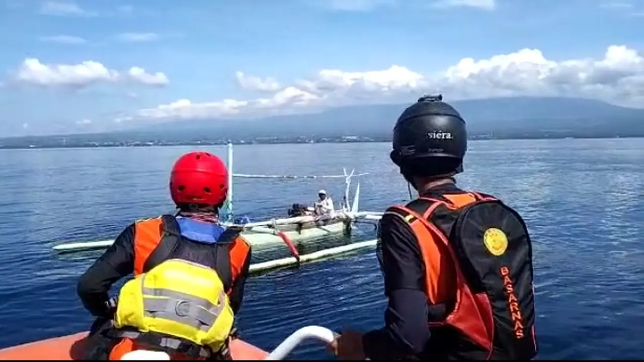 Proses pencarian korban lompat dari kapal di wilayah laut Selat Bali (Istimewa)