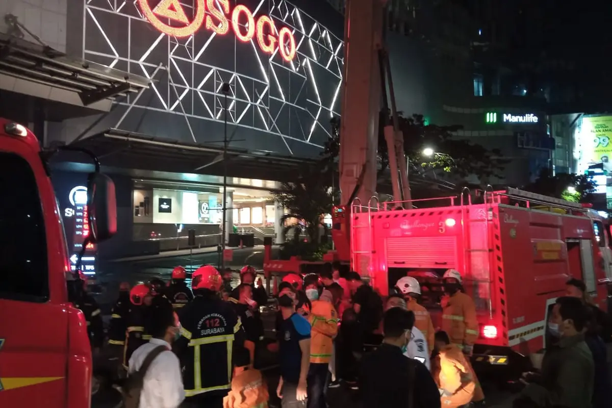 Kebakaran di Tunjungan Plaza berhasil cepat dipadamkan. (Dian Kurniawan/Liputan6.com).