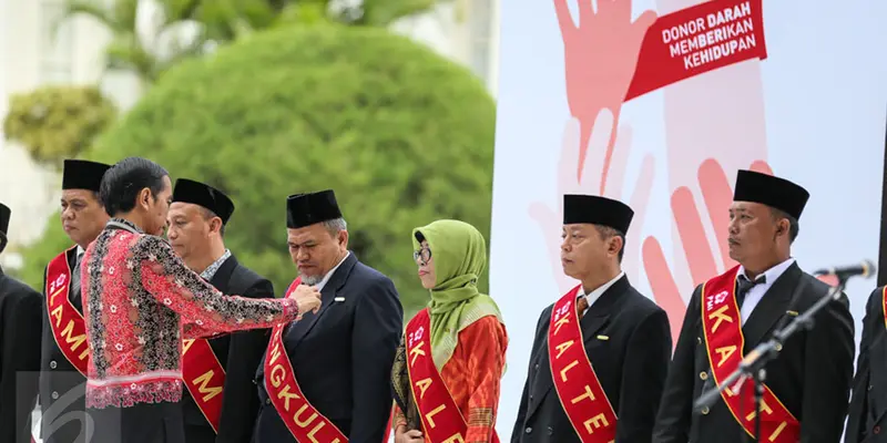 20151218-893 Pendonor Darah Terima Lencana dari Jokowi-Bogor