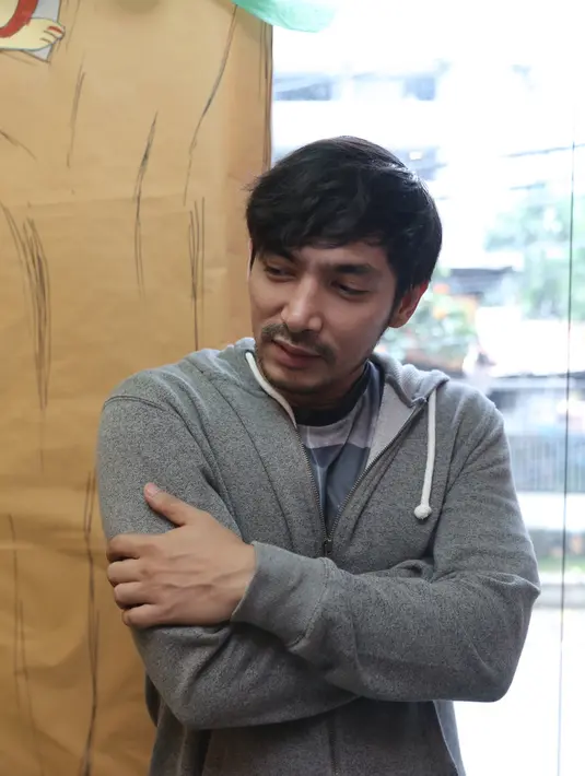 "Mamah meninggal saat tidur," singkat Abimana Aryasatya saat ditemui di rumah duka Rumah Sakit Husada, Mangga Besar, Jakarta Pusat, Sabtu (7/1/2017).  (Galih W. Satria/Bintang.com)