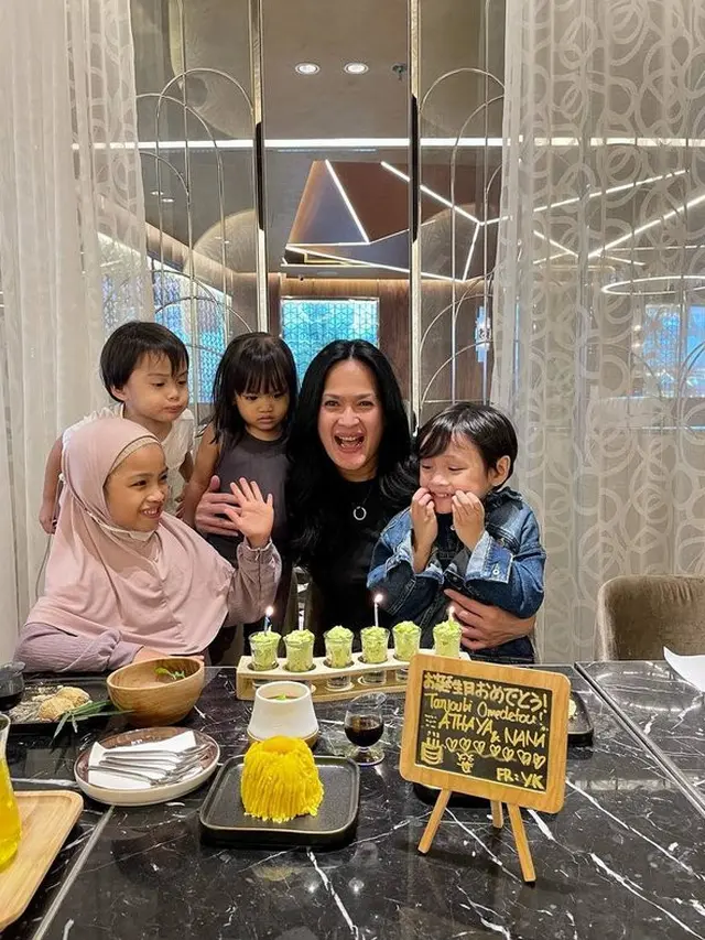 7 Potret Donna Harun saat Momong Cucu Ini Curi Perhatian, Disebut Awet Muda