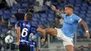 Penyerang Lazio Ciro Immobile berebut bola dengan bek Inter Milan Stefan de Vrij pada pekan ketiga Serie A 2022/2023 di Stadio Olimpico, Roma, Sabtu (27/8/2022) dini hari WIB. Lazio mampu memberikan kekalahan perdana untuk Inter Milan usai menang 3-1. (AP Photo/Gregorio Borgia)