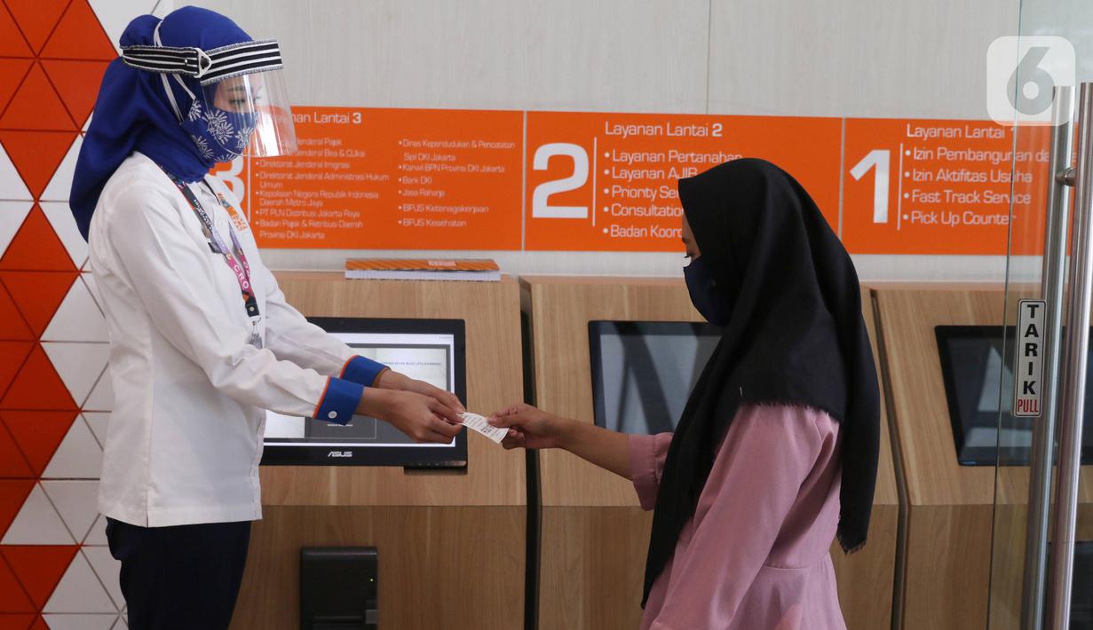 Petugas melayani pemohon pengajuan administrasi di mal pelayanan publik, Jakarta,Rabu (17/6/2020). Mal Pelayanan Publik (MPP) Provinsi DKI Jakarta kembali melayani masyarakat dengan tatap muka dengan tetap mengikuti protokol kesehatan pencegahan Virus Corona.  (Liputan6.com/Angga Yuniar)