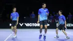 Fajar Alfian (tengah) bersama tim Lightning melakukan selebrasi setelah mencetak poin dalam laga pertama 3v3 Badminton XL 2025 melawan tim Rocktes di Istora Senayan, Jakarta, Sabtu (04/10/2025). (Bola.com/Bagaskara Lazuardi)