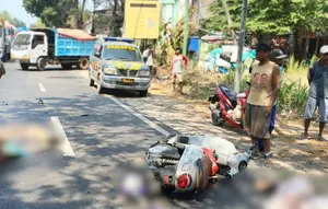 Motor Bonceng 3 Senggolan dengan Truk di Tuban, Ibu-Anak Tewas