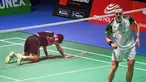 Wakil tunggal putra Indonesia Anthony Sinisuka Ginting (kiri) harus mengakui keunggulan tunggal putra Denmark Viktor Axelsen dalam pertandingan semifinal Kejuaraan Dunia Bulutangkis 2022, Jumat (26/08/2022). (AFP/Richard A. Brooks)