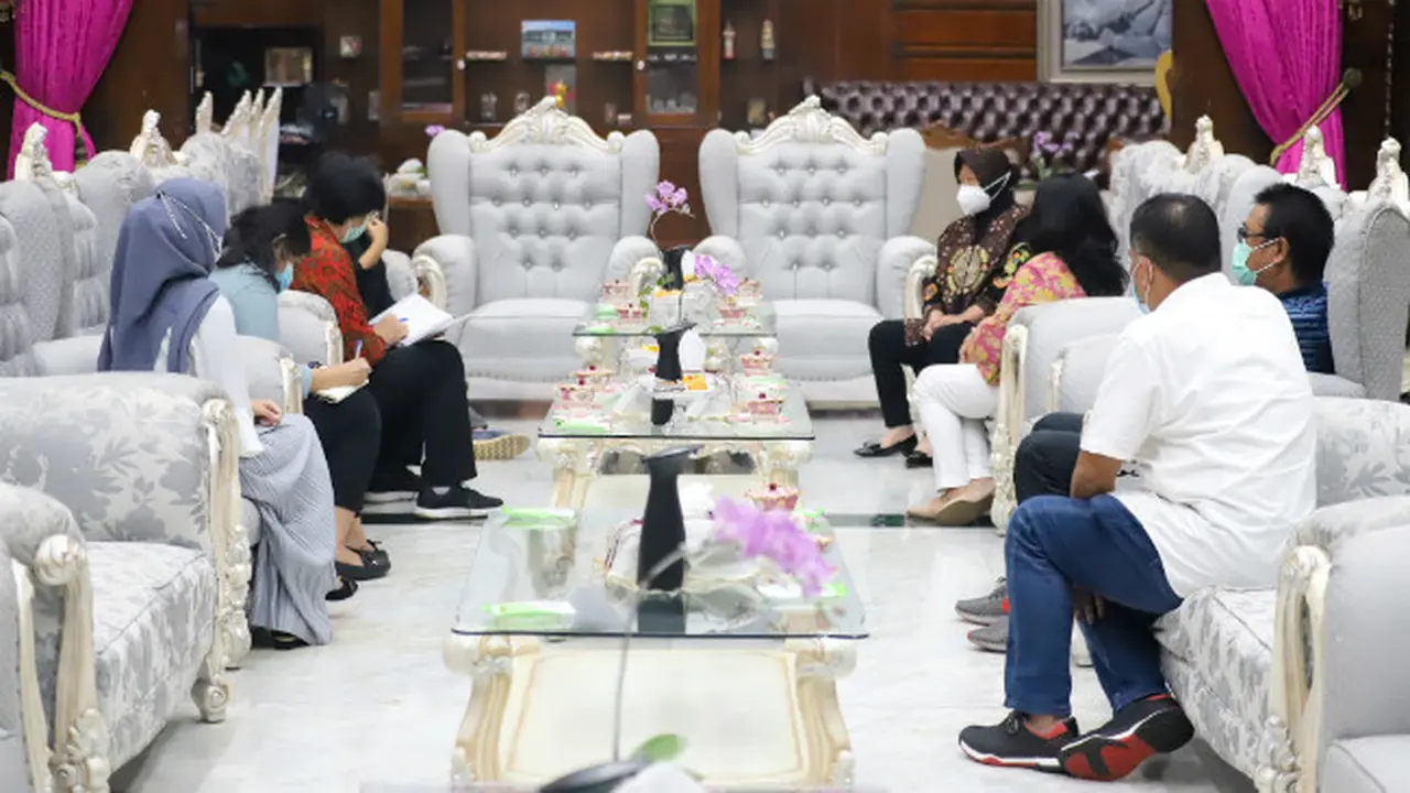 Tenaga Ahli Utama Kantor Staf Presiden (KSP) Widiarsih Agustina bersama beberapa staf KSP menemui Wali Kota Surabaya Tri Rismaharini (Risma) (Foto: Dok Istimewa)
