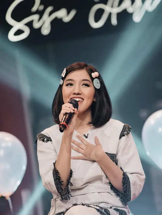Kini Ify baru saja mengeluarkan singel terbarunya yang berjudul 'Sisa Hariku'. Ini membuatnya sibuk untuk mempromsikan lagu barunya dari panggung ke panggung. Tak lupa, dengan gaya casualnya dirinya selalu tampil memesona. (Liputan6.com/IG/@ifyalyssa)