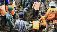 Sejumlah petugas saat mencari korban di tengah timbunan tanah longsor di Dusun Jemblung, Banjarnegara, Jateng, Selasa (16/12/2014). (Liputan6.com/Edhie Prayitno)