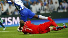 Manuel Neuer (bawah) melakukan pelanggaran yang berbuah penalti bagi Porto  (REUTERS/Miguel Vidal)