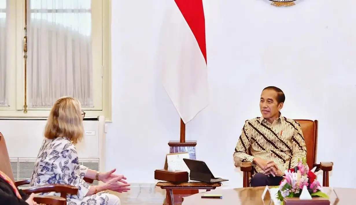 Jokowi menerima tamu kenegaraan mengenakan batik cokelat muda. [Foto: Instagram/jokowi]