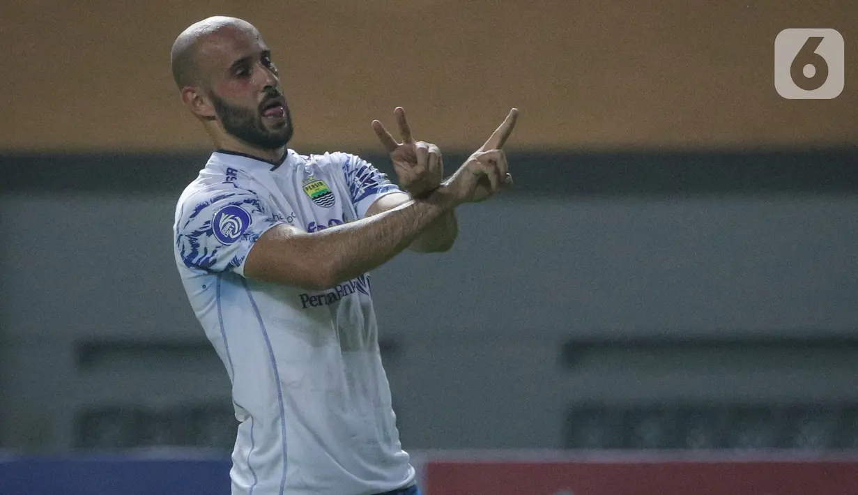 Gelandang Persib Bandung, M. Rashid merayakan gol kedua timnya ke gawang Persita Tangerang saat laga pekan kedua BRI Liga 1 2021/2022 di Stadion Wibawa Mukti, Cikarang, Sabtu (11/09/2021).  Persib Bandung menang atas Persita Tangerang dengan skor 2-1. (Bola.com/Bagaskara Lazuardi)