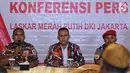 Ketua Markas Daerah Laskar Merah Putih (LMP) DKI Jakarta Agus Salim bersama anggota ormas Laskar Merah Putih DKI Jakarta Kurdi saat memberikan pernyataan sikap, di Jakarta, Senin (28/1). (Liputan6.com/Johan Tallo)