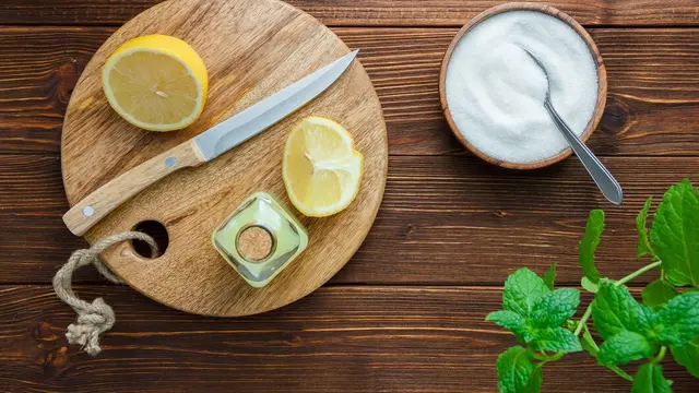 Gosok dengan garam dan jeruk nipis atau jeruk lemon