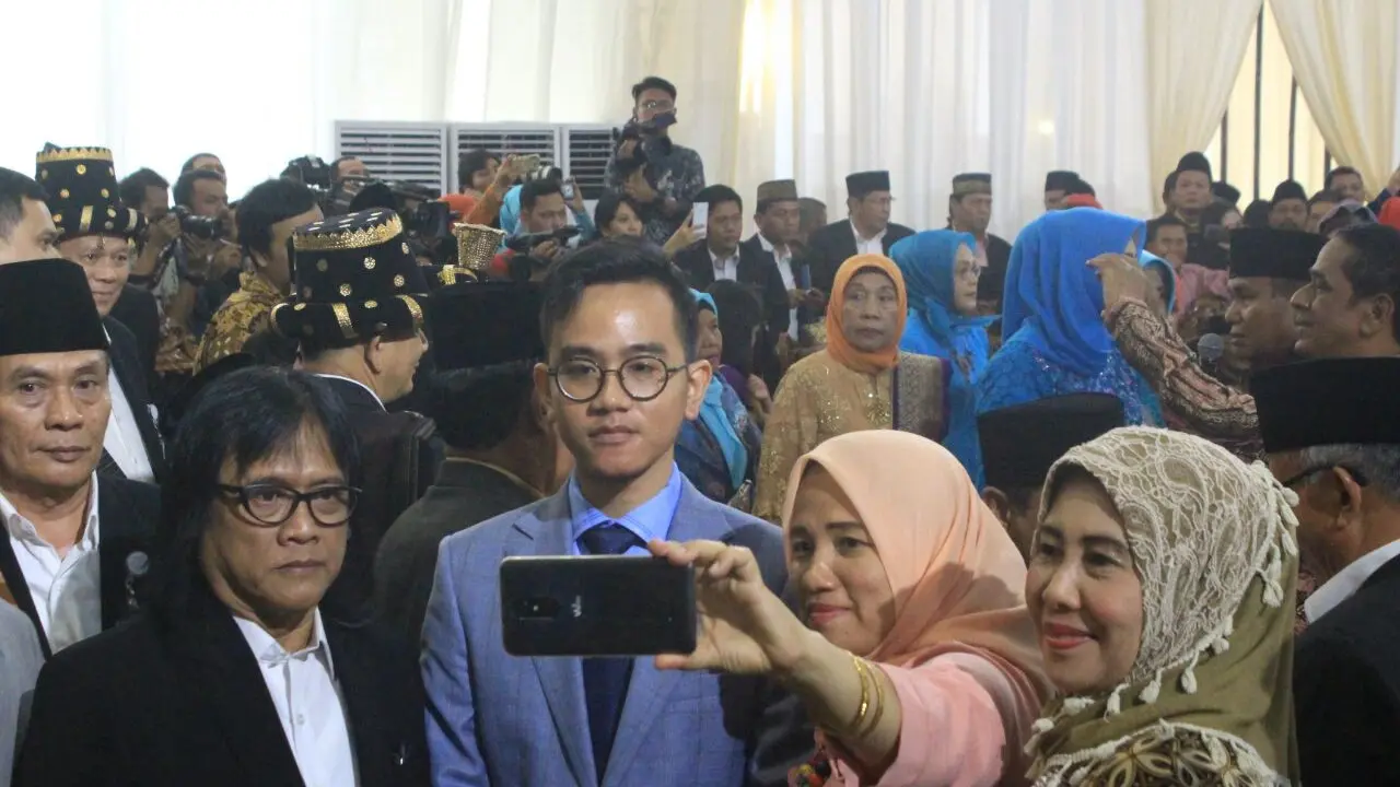 Selfie bersama Gibran Rakabuming Raka di pesta adat Kahiyang Ayu-Bobby Nasution