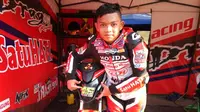 Pembalap Menara Agung Racing Team, Gusti Alief Putra, yang baru berusia 11 tahun siap bersaing dalam balapan Honda Dream Cup 2018 seri Medan yang berlangsung di Sirkuit Multifungsi IMI, Jalan Pancing Medan, Minggu (5/8/2018). (Bola.com/Rizki Hidayat)