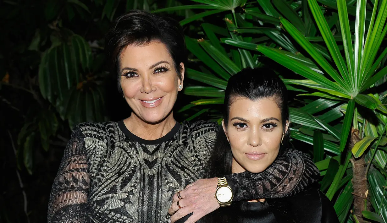 "Kris dan Kourtney sendiri langsung berhenti tersenyum jika pandangan mereka tak sengaja mengarah ke Tristan," tambahnya. (Bustle)