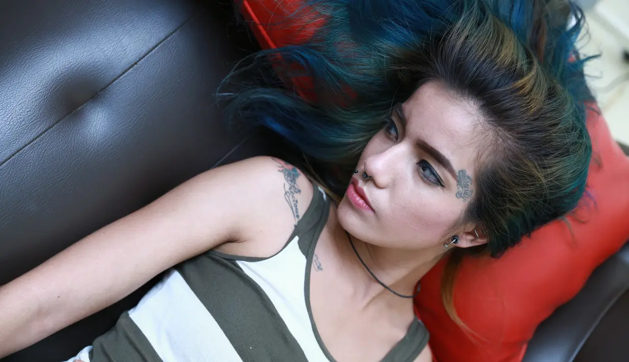 “Gue pokoknya ga mau nikah lagi. Maunya nikah umur 50 tahun. Bahkan mungkin bahkan 40 tahun lagi. Tidak masalah umur segitu, toh gue sudah punya tiga anak,” ungkapnya saat wawancara eksklusif Bintang.com pada Senin (21/3). (Galih W. Satria/Bintang.com)