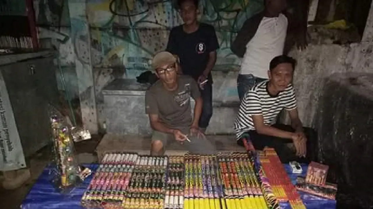 Petasan dijual di jalan (Liputan6.com/ Eka Hakim)