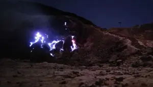 Api Biru Tiba-Tiba Muncul di Gunung Papandayan