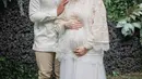 Kesha Ratuliu juga membagikan momen Tasyakuran 4 bulanan anak keduanya. Tampil simpel, elegan, dan serasi, Kesha dan sang suami memilih mengenakan busana bernuansa putih yang manis. [Foto: Instagram/kesharatuliu05]