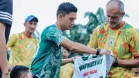 Suporter cilik PSS Sleman, Ganindra Omar Prabowo akhirnya mendapat kesempatan bertemu dengan tim kesayangannya. (Bola.com/Dok PSS Sleman)