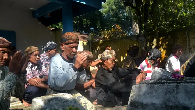 Doa atau bekten di makam leluhur rutin dilakukan oleh masyarakat pelestari adat Kalikudi, Cilacap. (Liputan6.com/Muhamad Ridlo)