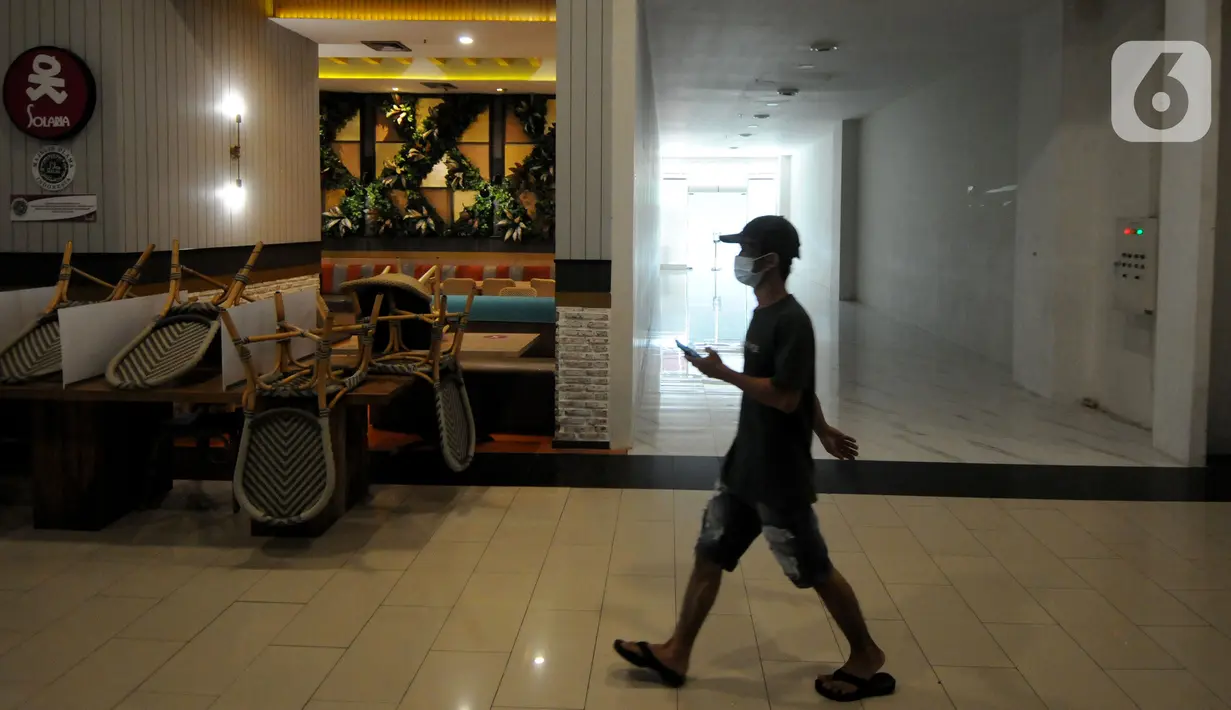 Seorang pria berjalan di Teras Kota Mall, BSD, Tangerang Selatan, Banten, Kamis (22/7/2021). Tempat yang tak tutup di antaranya restoran, supermarket, pasar swalayan, dan apotek/toko obat/optik serta vaksinasi yang dilaksanakan di pusat perbelanjaan/mal/pusat perdagangan. (merdeka.com/Arie Basuki)