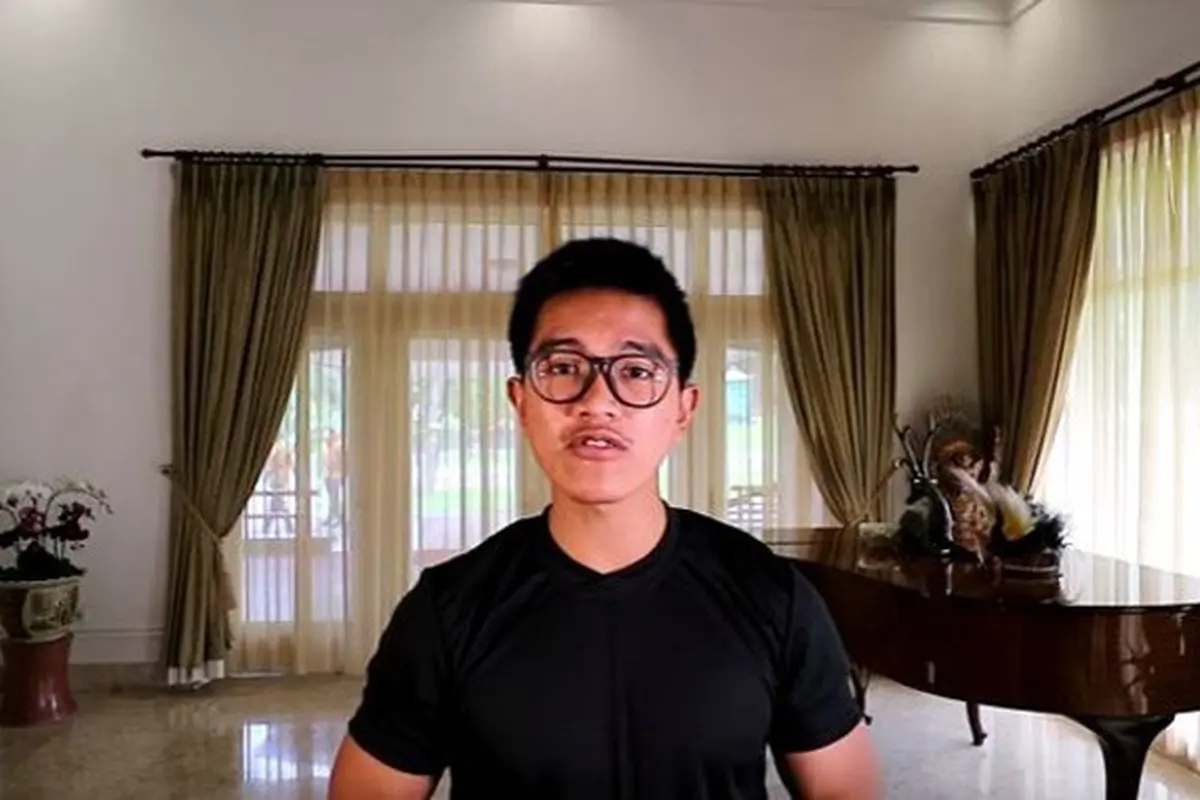 Gaya Kompak Monokrom Kaesang dan Jokowi Saat Adu Panah